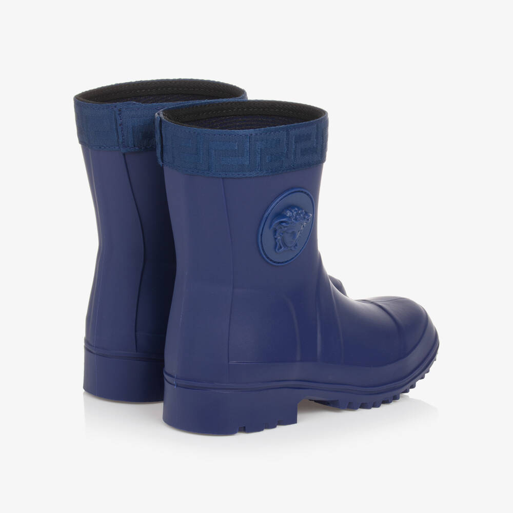 Versace-بوت واقي من المطر بشعار ميدوسا لون أزرق للأولاد | Childrensalon Outlet