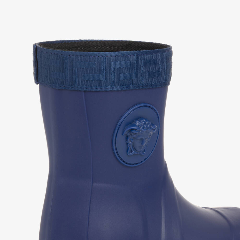 Versace-بوت واقي من المطر بشعار ميدوسا لون أزرق للأولاد | Childrensalon Outlet
