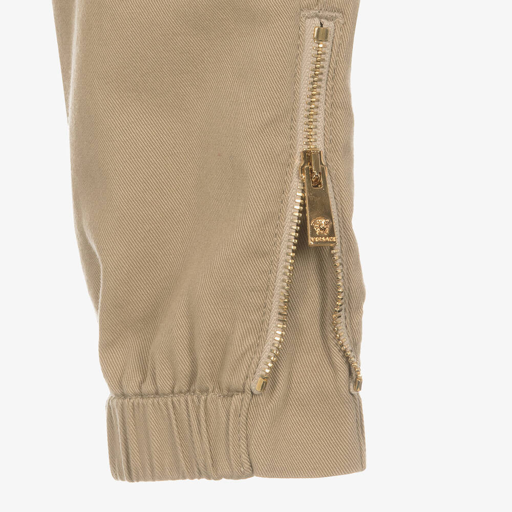Versace-بنطلون كارغو قطن تويل لون بيج للأولاد | Childrensalon Outlet