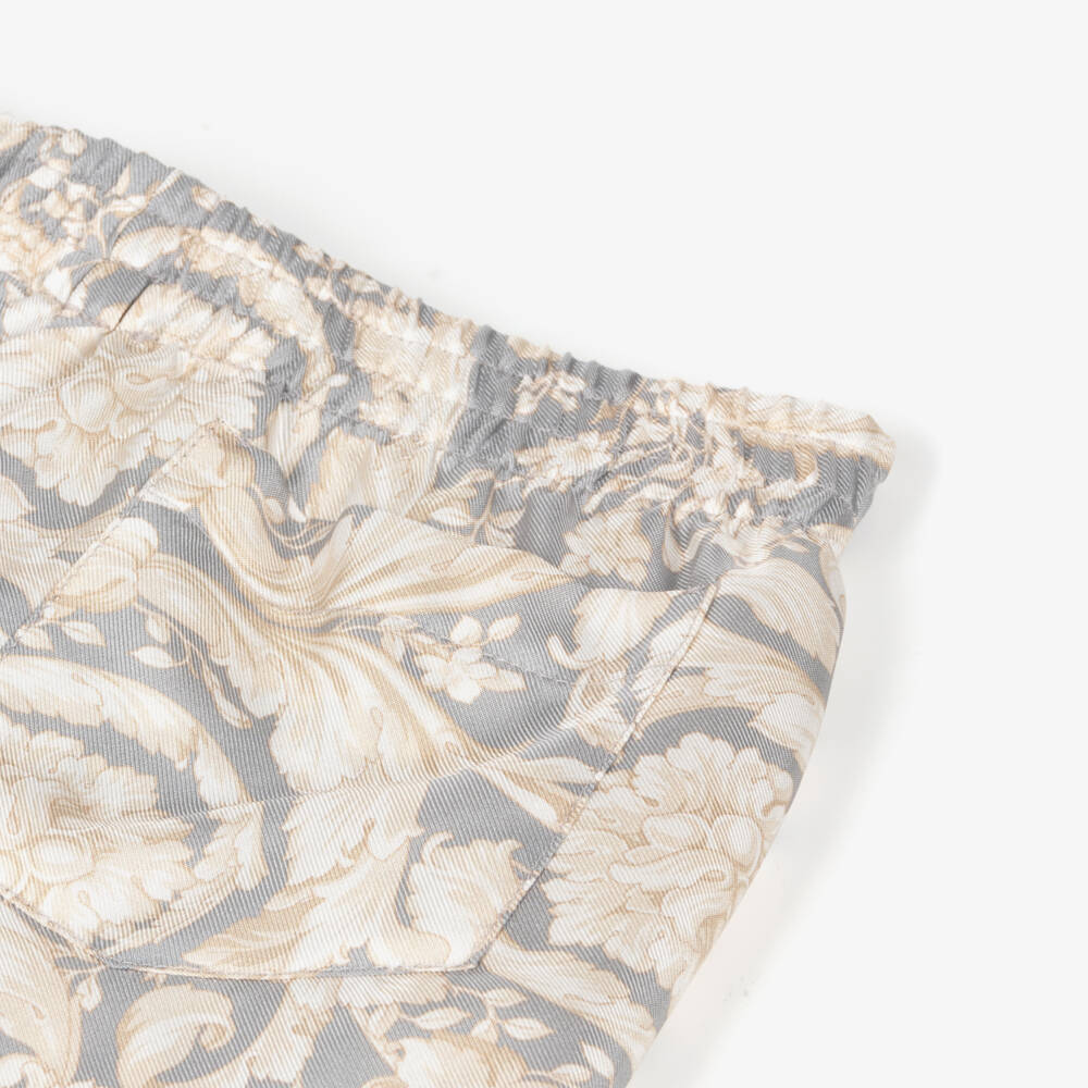 Versace-شورت حريري رمادي وعاجي بنقشة للأولاد | Childrensalon Outlet