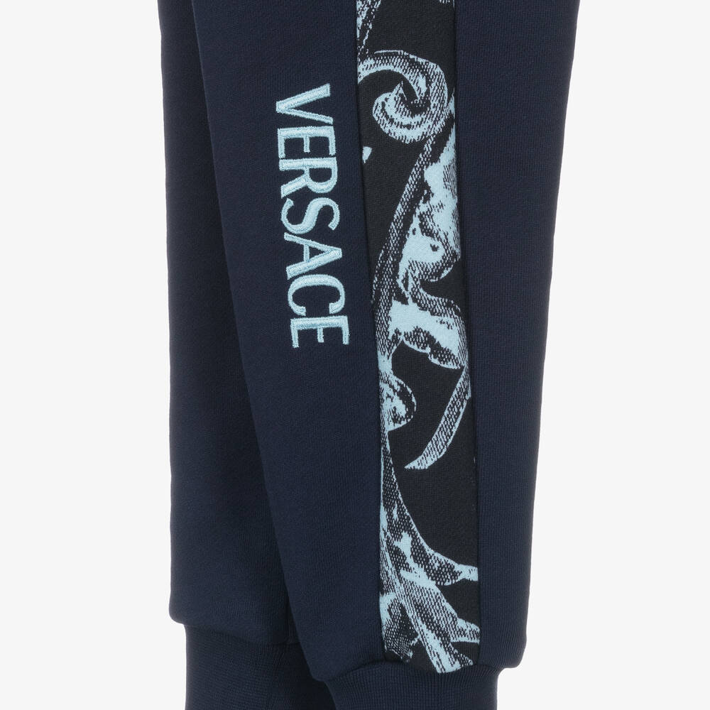 Versace-جوغرز قطن لون كحلي بطبعة باروك للأولاد | Childrensalon Outlet
