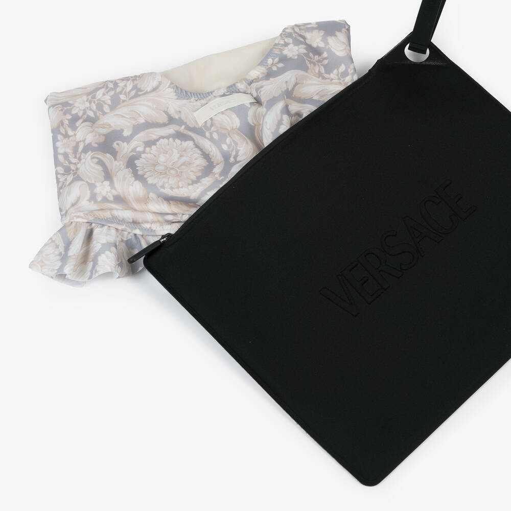 Versace-مايوه بطبعة باروكو لون رمادي وعاجي للبنات | Childrensalon Outlet