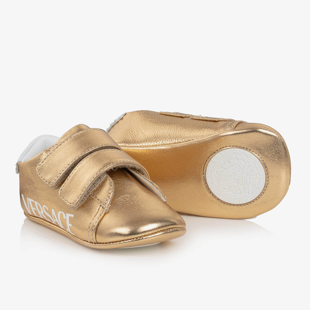 Versace - حذاء جلد لون ذهبي لمرحلة قبل المشي للأطفال | Childrensalon