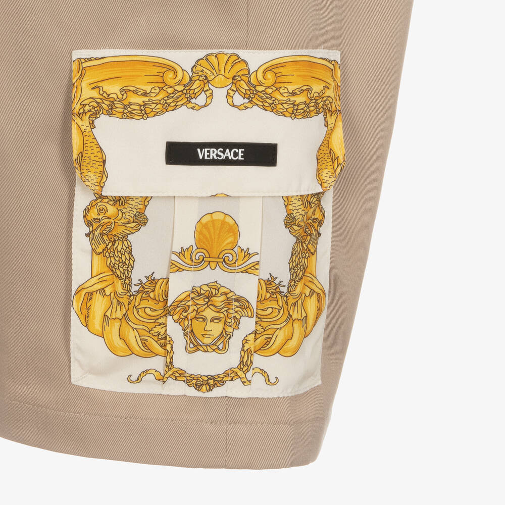 Versace-شورت تينز ولادي قطن تويل لون بيج | Childrensalon Outlet