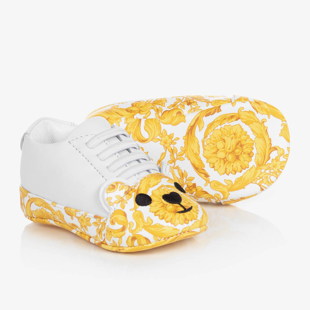Versace - حذاء جلد لون أبيض ذهبي لمرحلة قبل المشي | Childrensalon