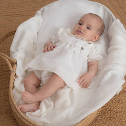 ارتيزانيا  غرانلي-فستان لون أبيض مزين بدانتيل للمولودات | Childrensalon Outlet