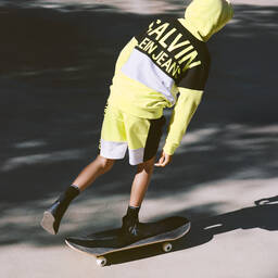 Calvin Klein Jeans-شورت قطن ومودال لون أصفر وأسود للأولاد | Childrensalon Outlet