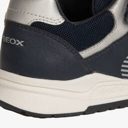 Geox-ترينرز بشريط لاصق جلد صناعي لون كحلي وفضّي | Childrensalon Outlet