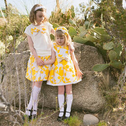 Hucklebones London-Бело-желтое платье в цветочек | Childrensalon Outlet