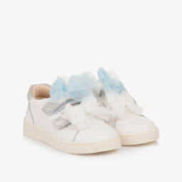 Mayoral-حذاء رياضي من الجلد العاجي للبنات مع فيونكة زرقاء | Childrensalon Outlet