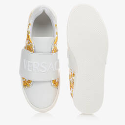 Versace-ترينرز باروك تينز جلد لون أبيض وذهبي | Childrensalon Outlet