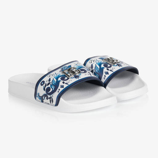Dolce & Gabbana-شبشب سلايدرز جلد لون أزرق وأبيض بطبعة ماجوليكا للبنات | Childrensalon Outlet