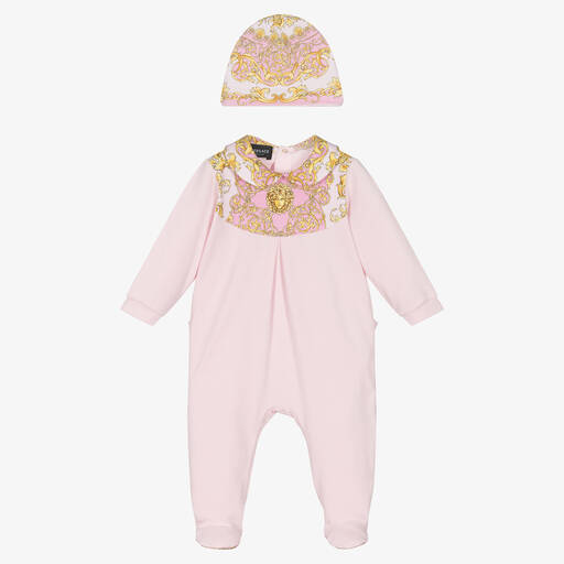 Versace-طقم أفرول وقبعة قطن جيرسي لون زهري للمولودات | Childrensalon Outlet
